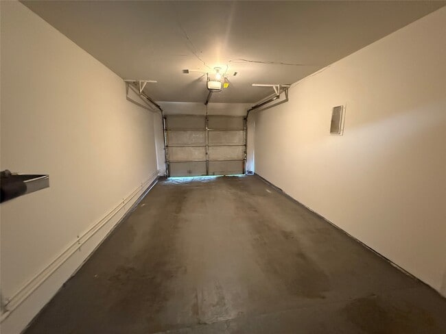 Building Photo - 8050 Sands Point Dr