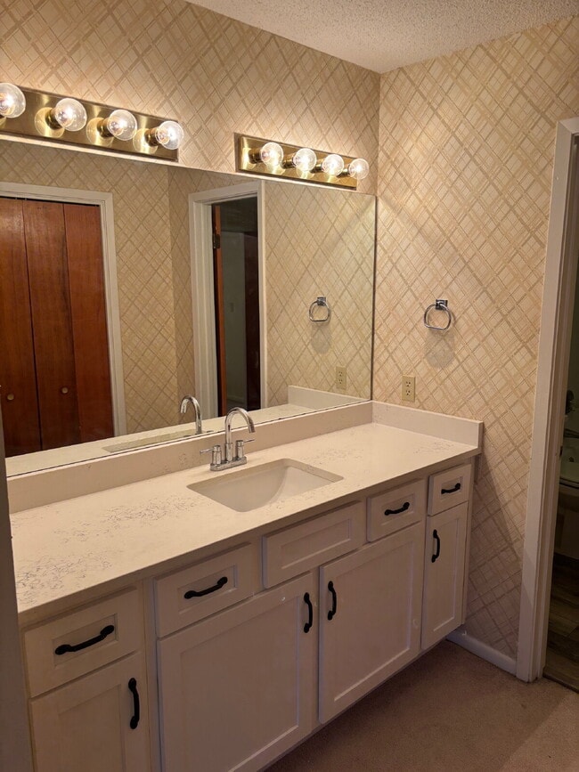 Building Photo - 10% OFF FIRST MONTHS RENT!