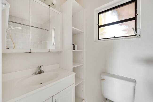 Building Photo - 5 BR/3BA pool home in Merritt Island- NO HOA!