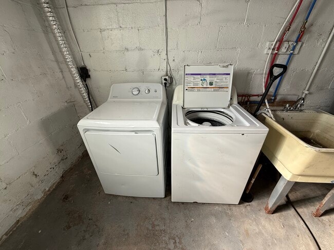 Building Photo - 843 1/2