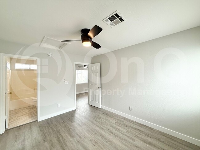 Building Photo - 2153 W Morten Ave