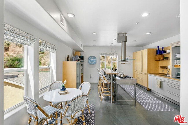 Building Photo - 1341 Palisades Beach Rd