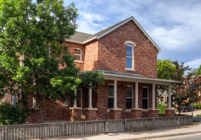 Building Photo - 1 bed 1.5 bath Stand Alone Townhome. Rent Discount - $2,750 Rent to July 31 2026. $2,995 Rent Sta...