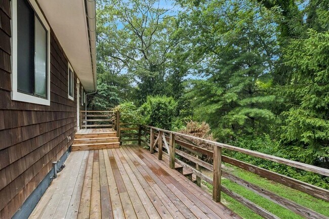 Building Photo - 37 Glenview Dr