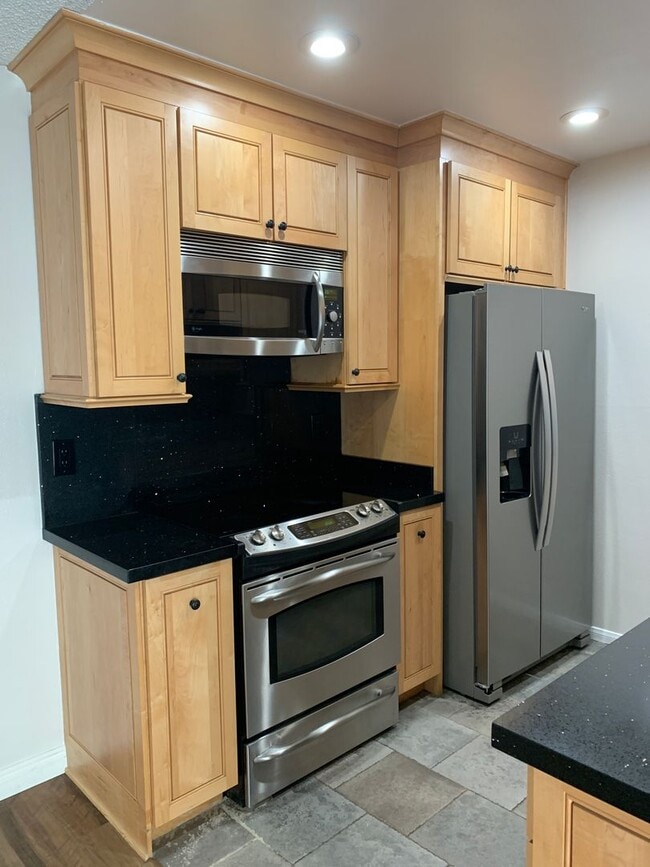 Building Photo - 2 Bedroom 2 Bath Condo with Pool and Hot T...