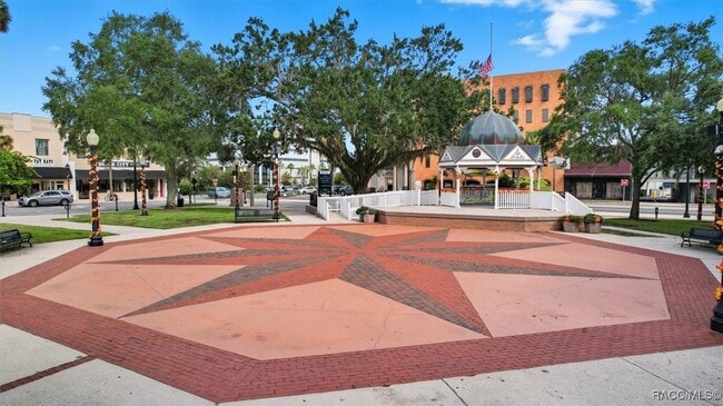 Building Photo - 302 SE Broadway St