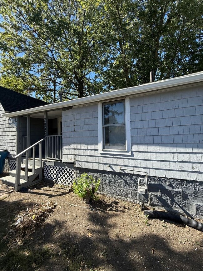 Building Photo - SECTION 8 and EDEN Accepted!! Newly Renovated 2 Br Home!