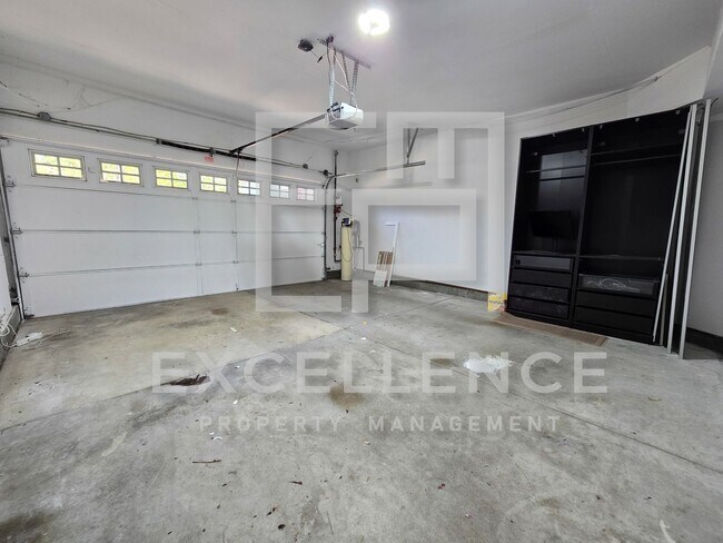 Building Photo - Beautifully Updated 3/2.5 House with Open ...