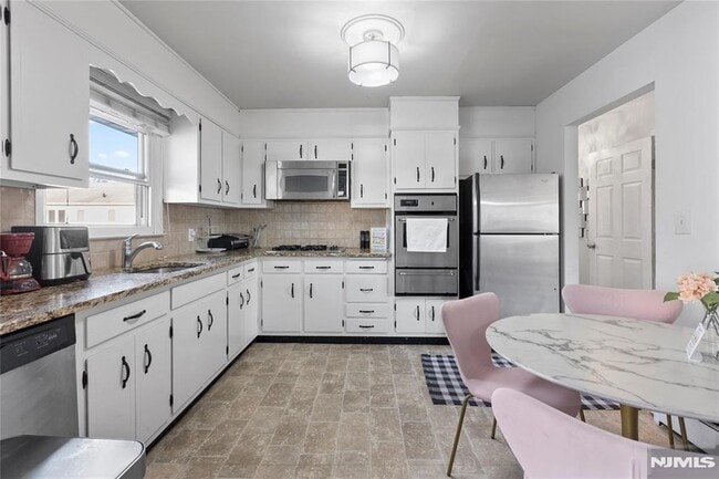 Building Photo - 557 Market St