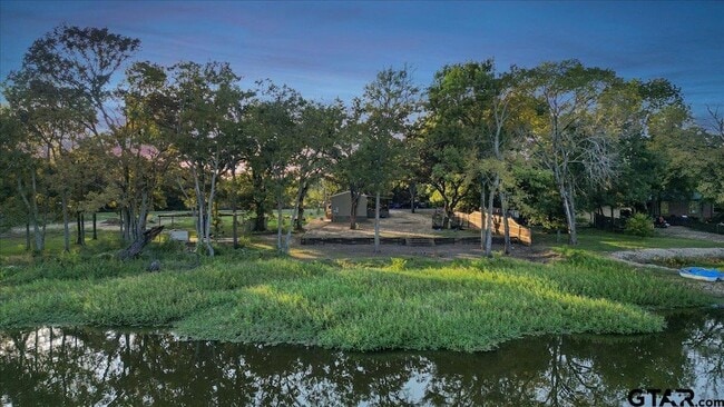 Building Photo - 409 Willow Dr