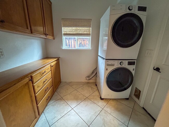 Building Photo - 3 Bedroom Home for Rent in Chico CA | Garage, Private Yard, Central HVAC