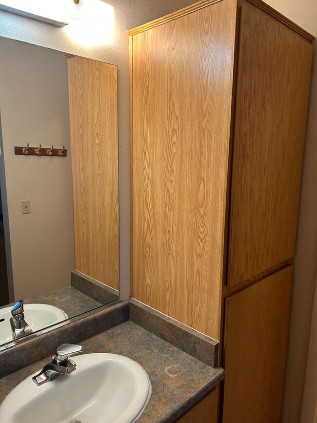 Building Photo - --Furnished Smokey Lane, Upper Level Studio--