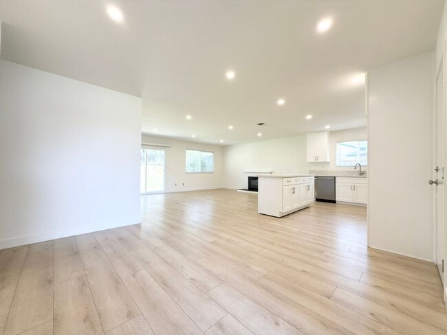 Building Photo - Remodeled Single Level in Cul-de-Sac!