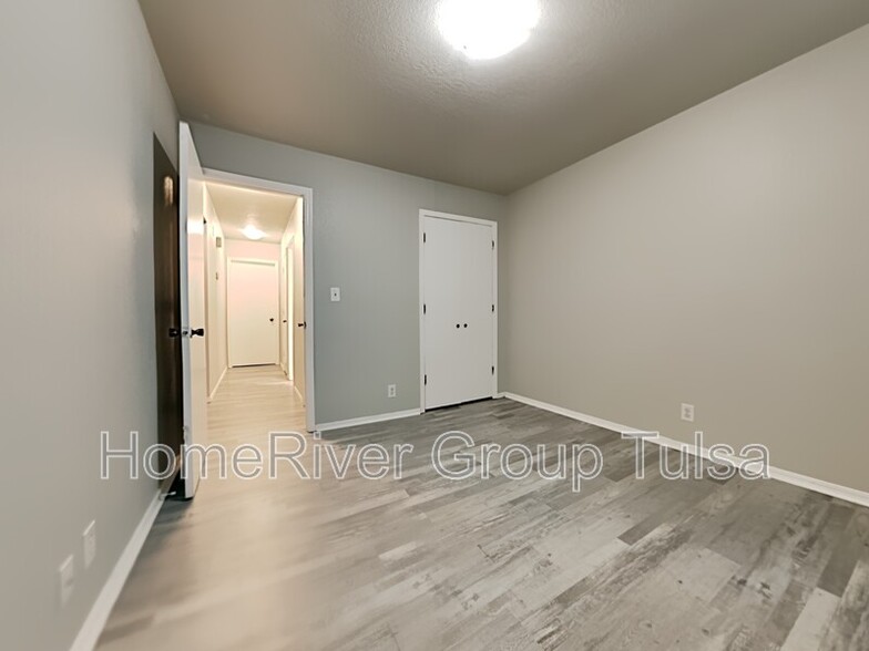 Building Photo - 7505 S Maple Ave