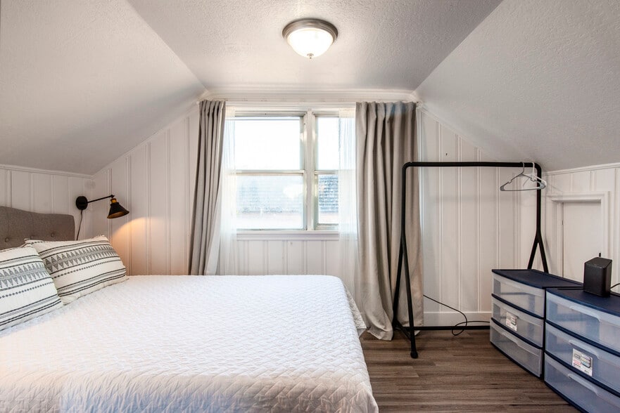 Building Photo - 1895 S 200 E