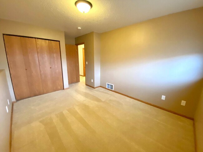 Building Photo - 3 bed Twinhome!!