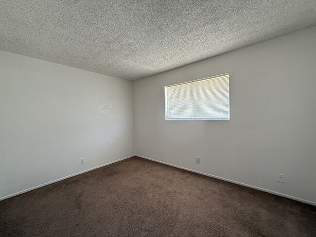 Building Photo - 2 bed 1 bath with a garage BHCRENT.COM