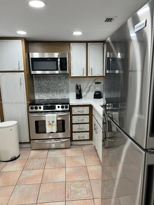 Building Photo - 5005 Collins Ave