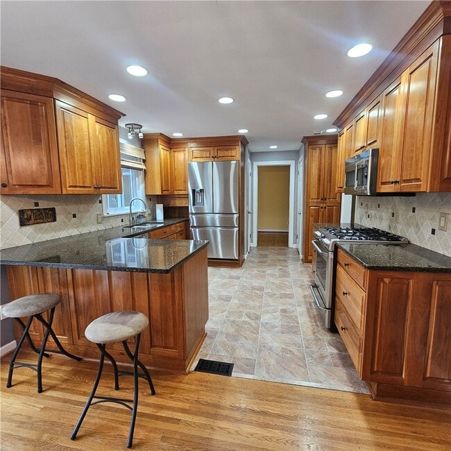 Building Photo - 50 Greenview Dr