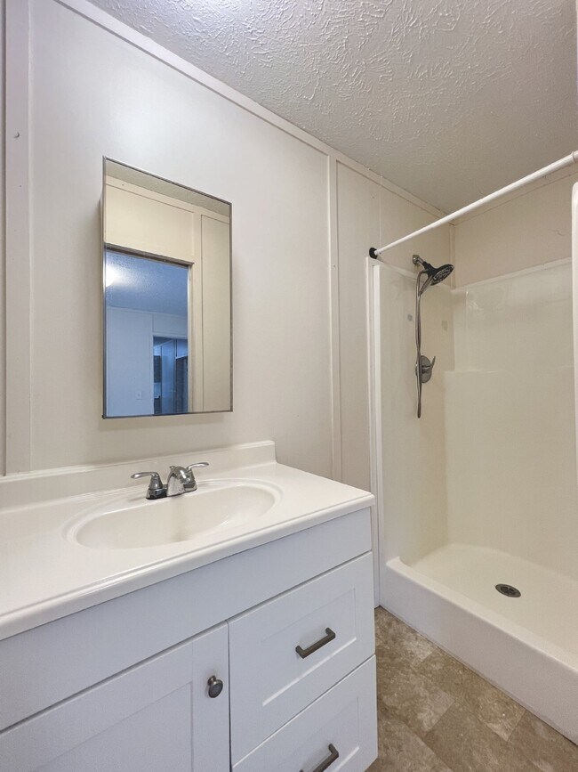 Building Photo - **COMING FIRST WEEK OF SEPTEMBER SPACIOUS 2 bd. 2 bath MOBILE HOME**