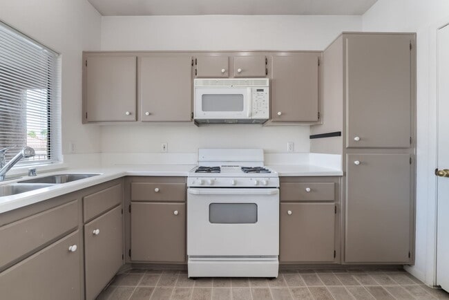 Building Photo - Charming Henderson Condo in Gated Community with Pool Access!