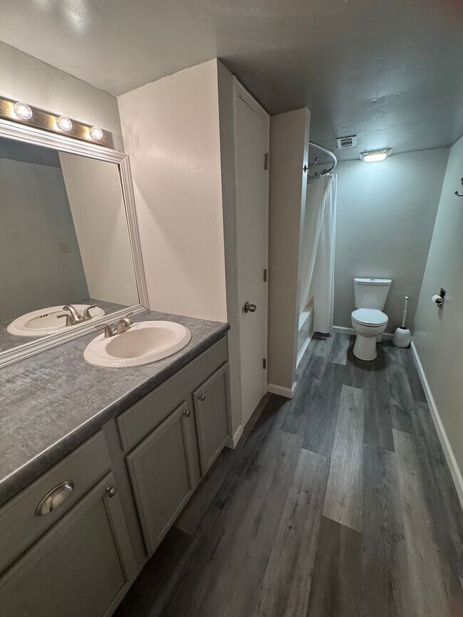 Building Photo - 4 bed 3.5 bath duplex