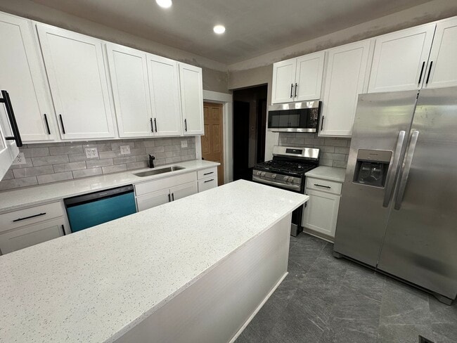 Building Photo - Summit St 1932-1934 WPR