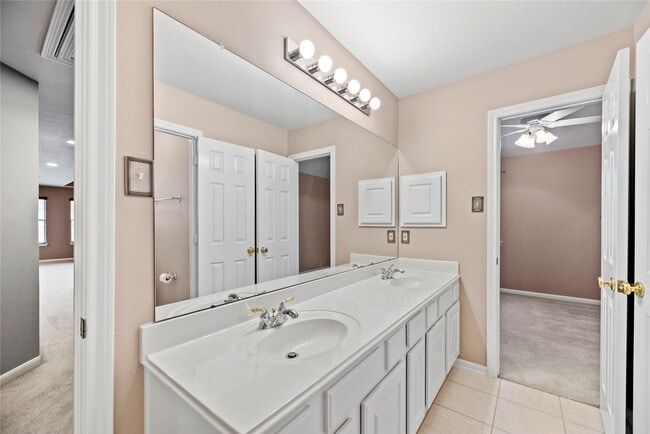 Building Photo - 15718 Sweetrose Pl