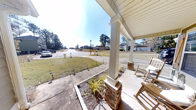 Building Photo - Precious and well kept home in Lundy West