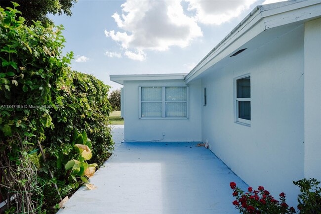 Building Photo - 2401 SW 11th Ave