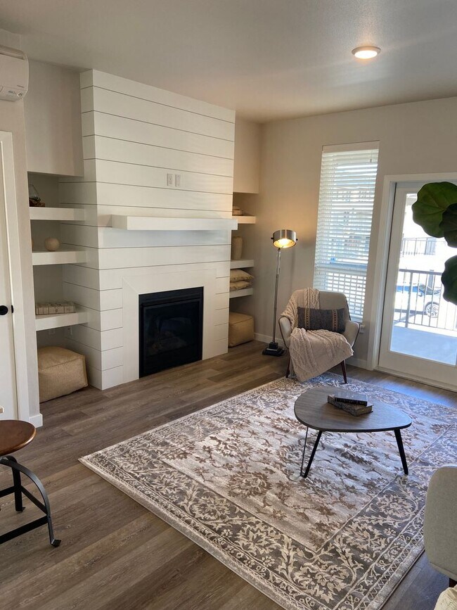 Building Photo - Contemporary 4 Bedroom, 3 Bath Townhome wi...