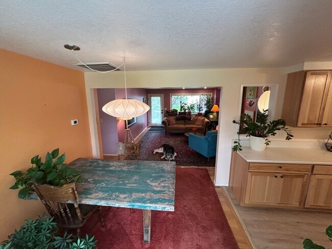 Building Photo - 3 Bedroom single level home w/garage AND free landscaping