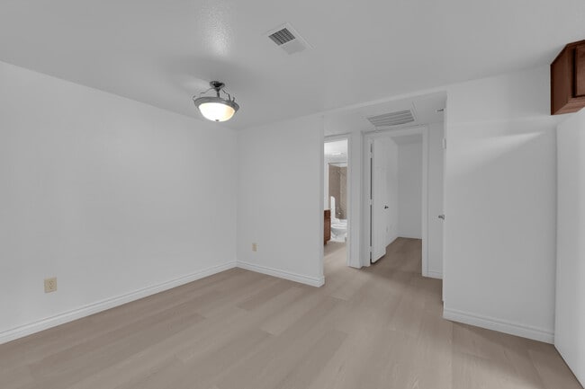Building Photo - 5295 Indian River Dr