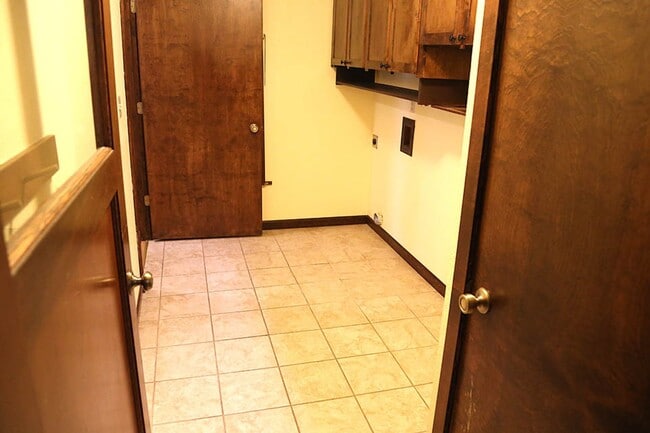 Building Photo - 4 bed 3 bath home, Lease through June 2027