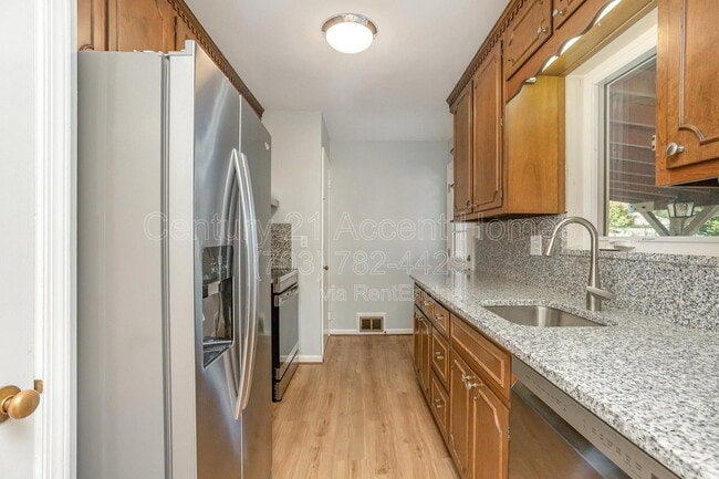 Building Photo - 3233 Holly Hill Dr