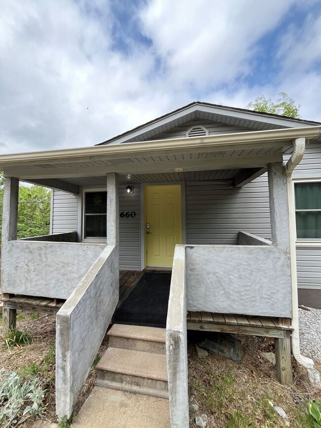 Building Photo - 3 bedroom 1 bath perfect for a minimalist!!  South FAY, 1m I-49 access
