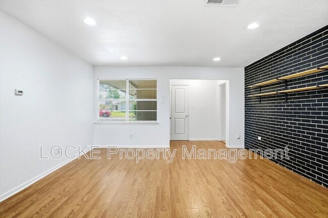 Building Photo - 924 Wisteria Way