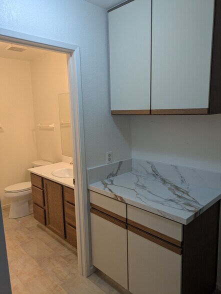 storaage +a bath - 887 Marigold Ct