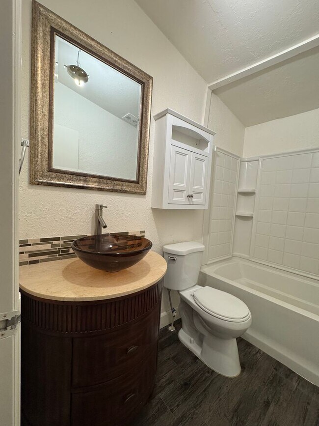 Building Photo - ***Gorgeous Home with a huge yard *** Ready for the ideal Family