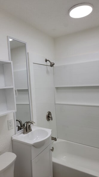 Building Photo - 6636 Tracy Ave