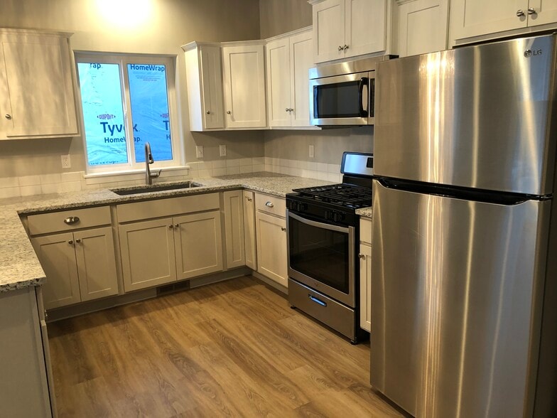 Building Photo - 1358 SW Center St