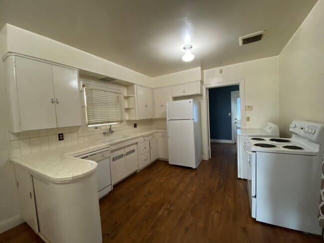 Building Photo - Upcoming Charming 2 Bed, 2Bath home in Kingsburg CA