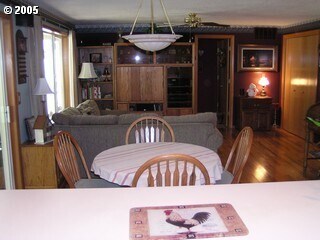 Building Photo - 4 bed, 3 bath in desirable McMinnville Neighborhood