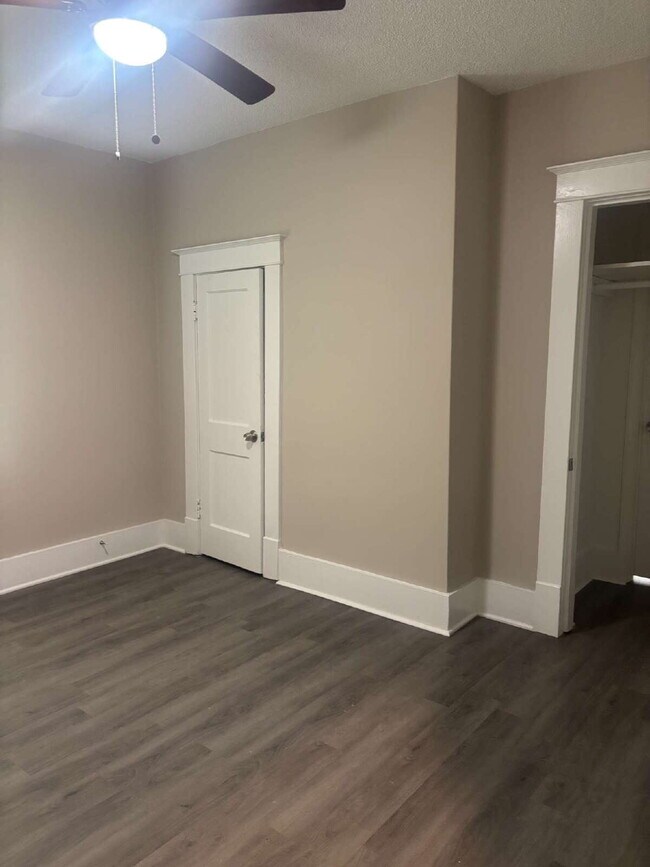 Building Photo - "Charming 3-Bedroom Home with Gleaming Hardwood Floors in Vibrant Memphis Neighborhood!"