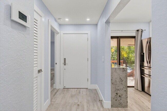 Building Photo - 3939 NE 5th Ave