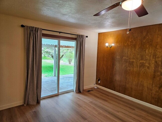 Building Photo - 3Bd/2Ba Single Story House - For Viewing!
