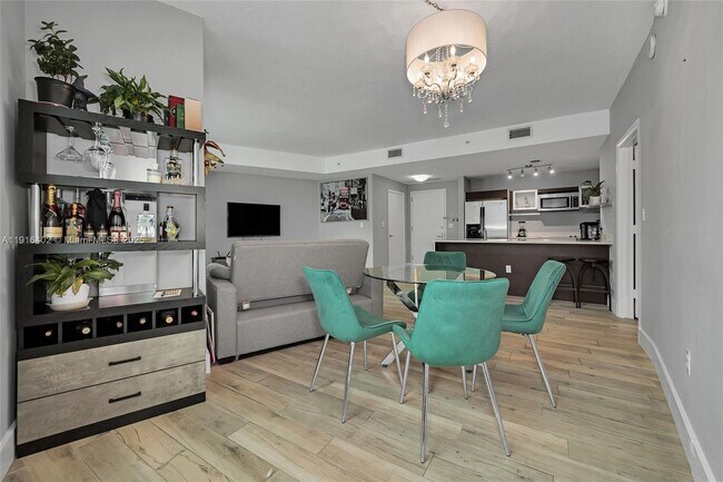 Building Photo - 1900 N Bayshore Dr