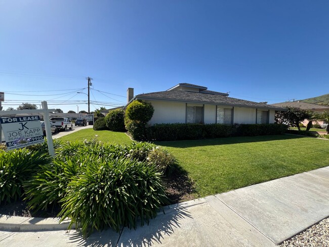 Building Photo - Just For You! Midtown Ventura prime location!