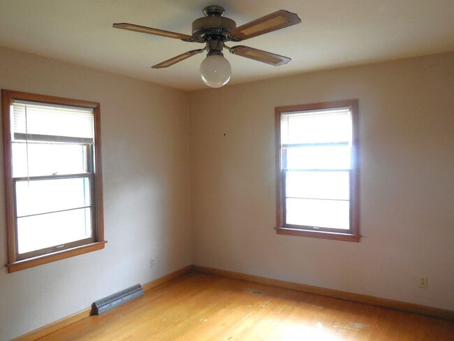 Building Photo - 2 Bedroom Home in Edwardsville!  Great Woo...