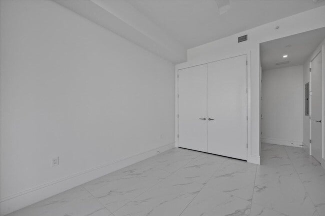 Building Photo - 220 Lake Shore Dr